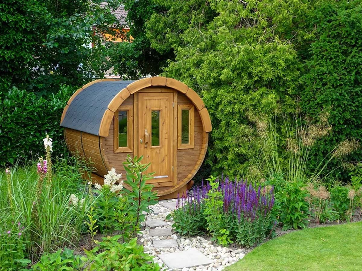 Sauna tonneau extérieur en Thermowood – chauffage rapide grâce à une volume de chauffe réduite