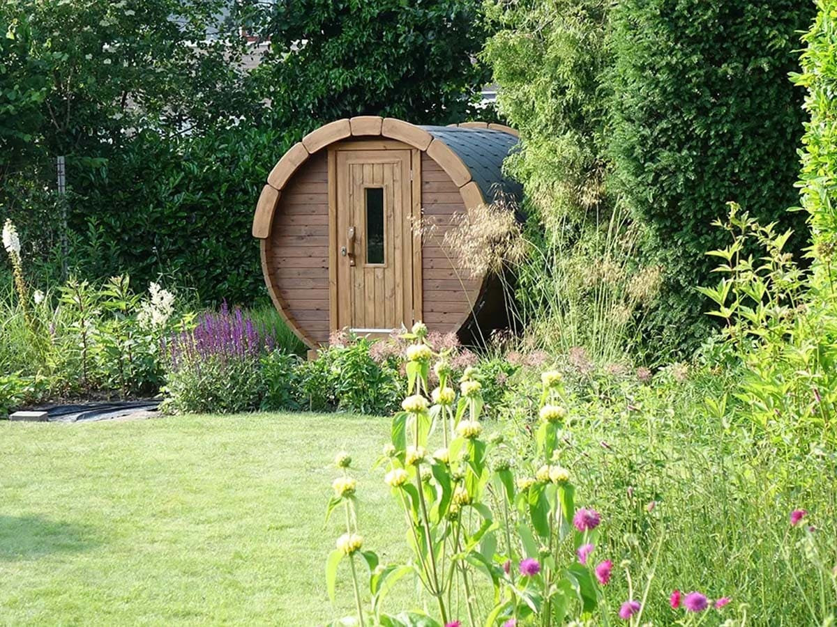 Sauna tonneau extérieur en Thermowood – chauffage rapide grâce à une volume de chauffe réduite