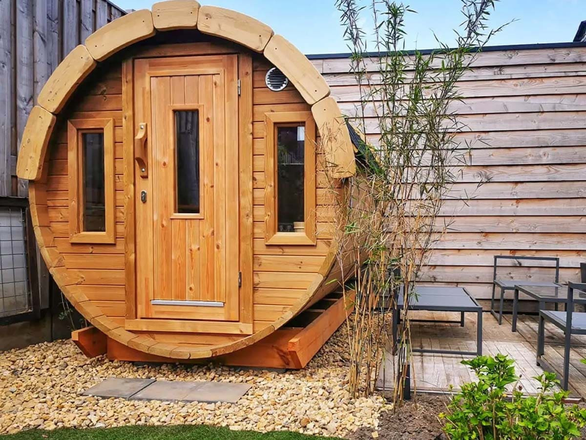 Sauna tonneau extérieur en Thermowood – chauffage rapide grâce à une volume de chauffe réduite